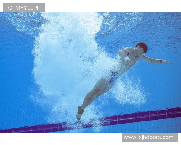 姚明挑战极限运动展现惊人跳水技巧的精彩瞬间