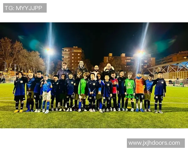 足球明星私下时刻的便装合影展现他们不为人知的一面