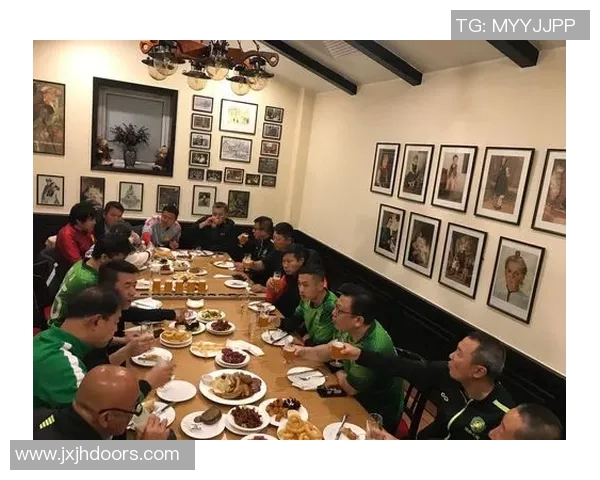 足球明星齐聚一堂合影留念展现团结与友谊的精彩瞬间 足球明星齐聚一堂合影留念展现团结与友谊的精彩瞬间